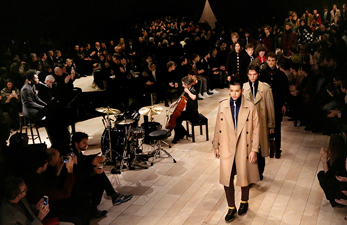 Style : Burberry Pays Tribute To David Bowie