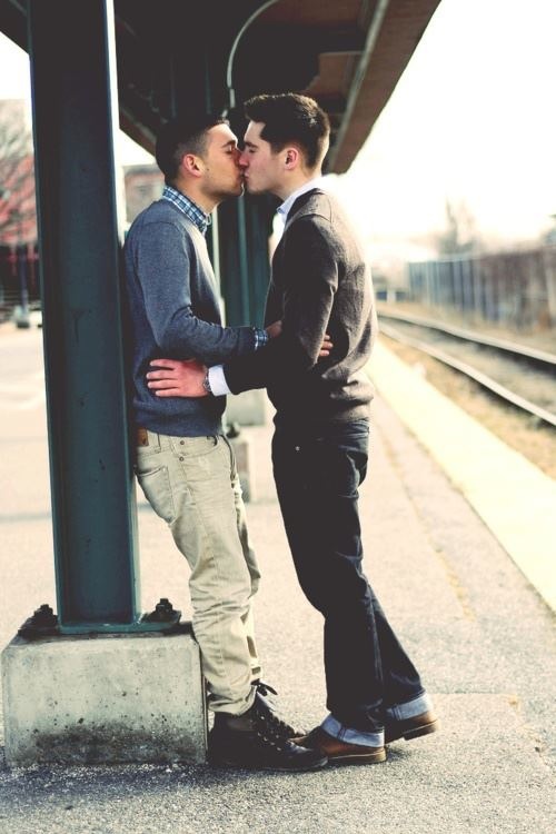 Gay Stuff : Do You Kiss In Public?
