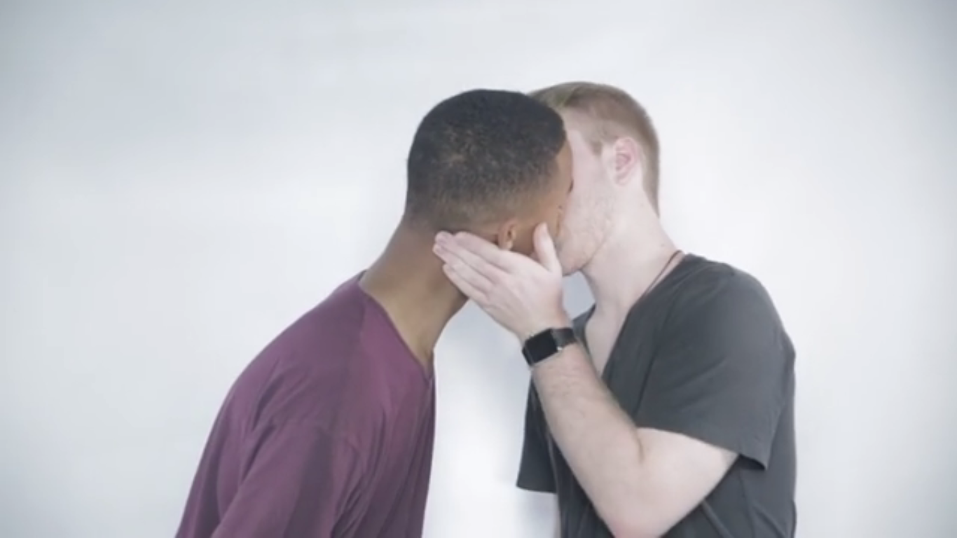 Watch This : Straight Men Kissing Gay Guys for the First Time