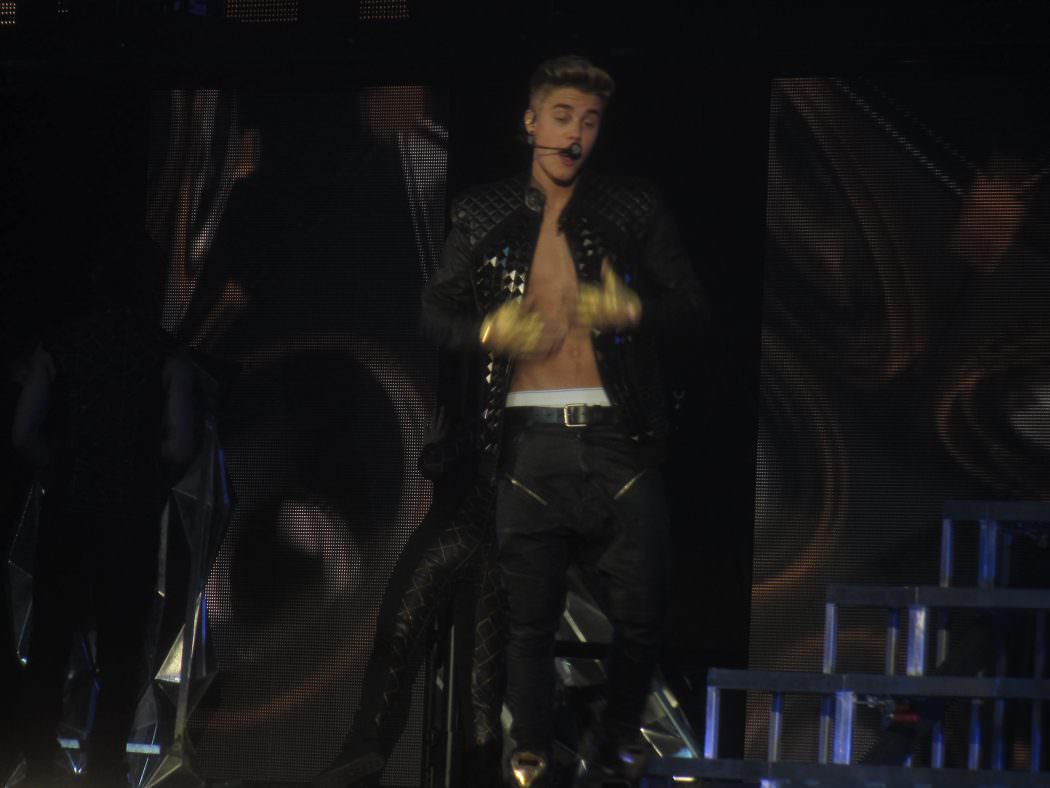 Justin_Bieber_half_topless_in_Zurich_Hallenstadion